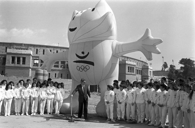 Pasqual Maragall y los voluntarios olimpicos/ EFE