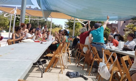 Comida popular en la plaza de les Pedreres / Plataforma Can Baró