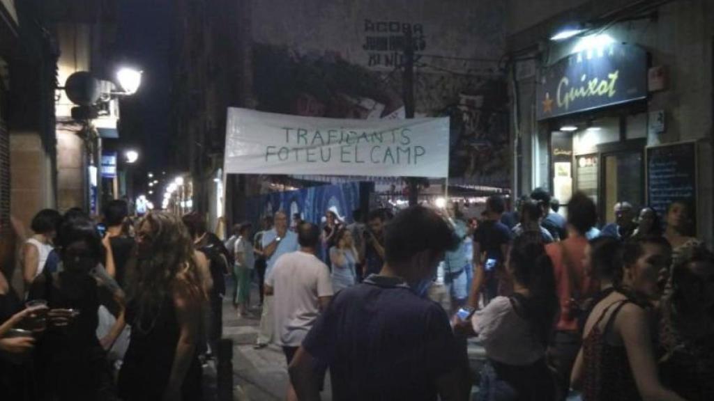 Vecinos del Raval en una de las caceroladas diarias / Twitter @accioraval