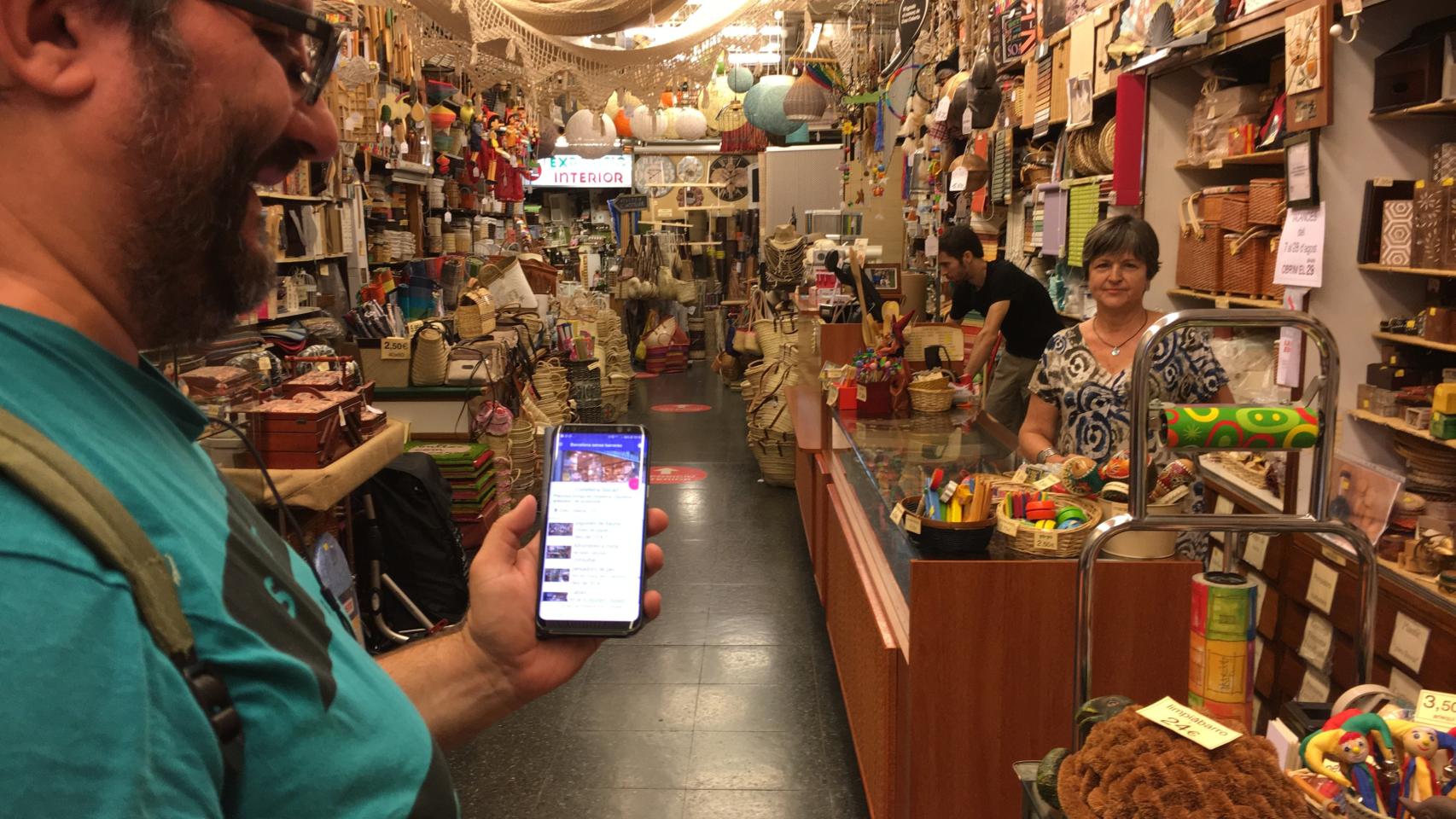 Un usuario de la app 'Barcelona sense barreres' accede a un comercio de Sants / M.S.