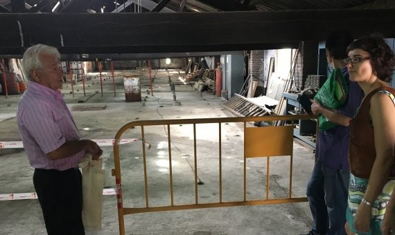 Mercedes Vidal en la visita al interior de la Bòbida / P. A.