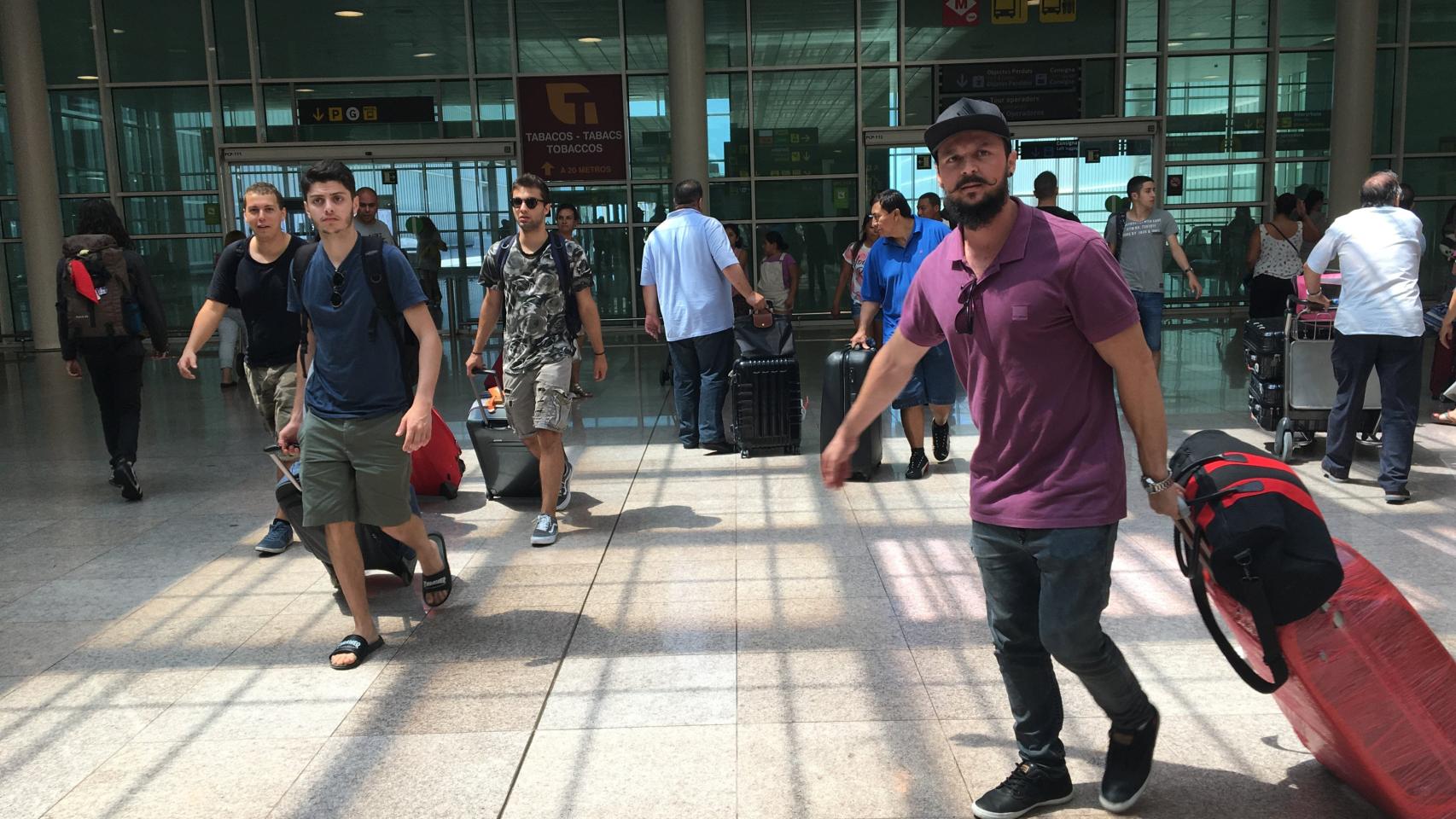Pasajeros llegan al Aeropuerto de Barcelona / PABLO ALEGRE