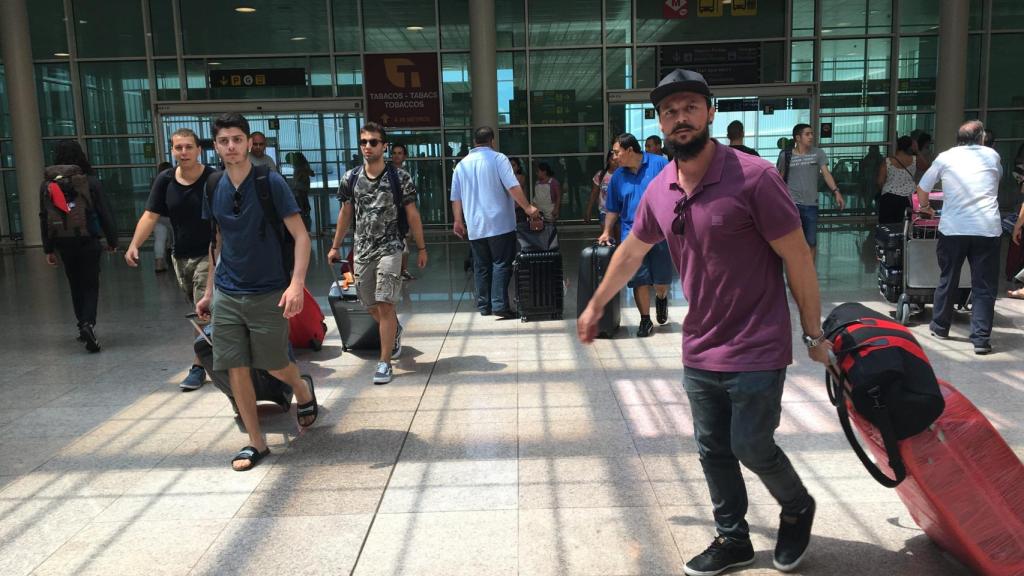 Pasajeros llegan al Aeropuerto de Barcelona / PABLO ALEGRE