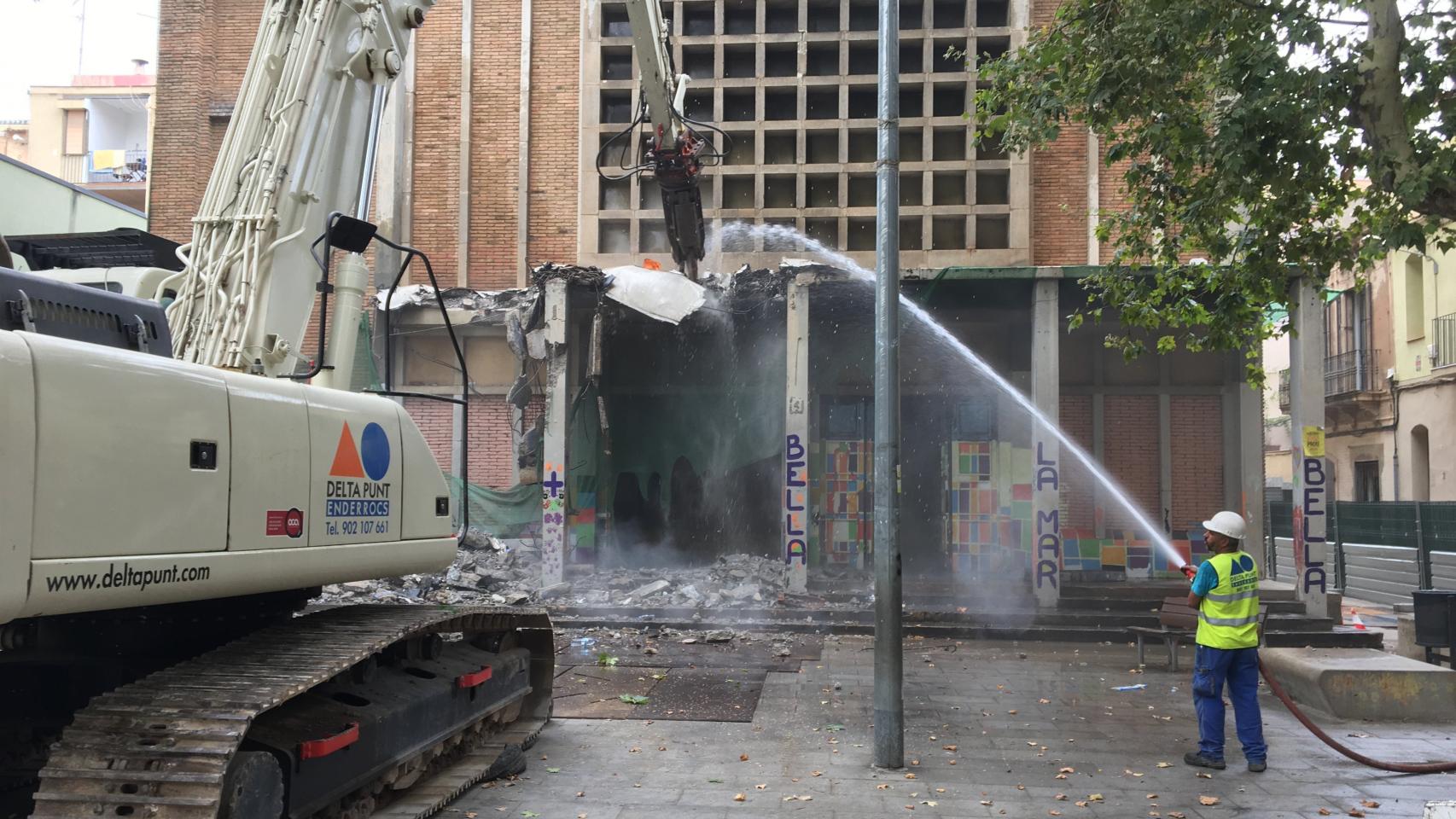 La grúa derriba el porche de la Iglesia / PABLO ALEGRE