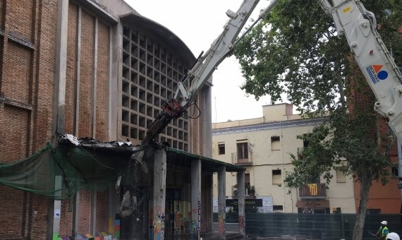 La grúa derriba el porche de la Iglesia / PABLO ALEGRE