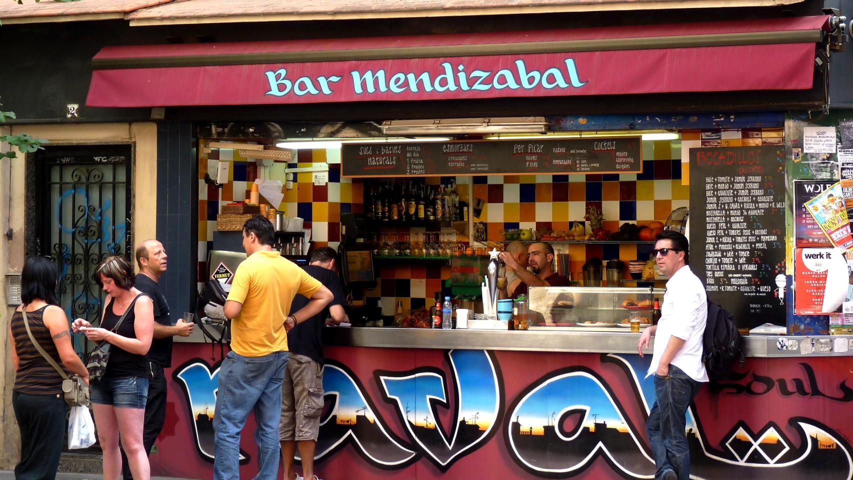 Una cafetería con varios clientes en el exterior / ARCHIVO