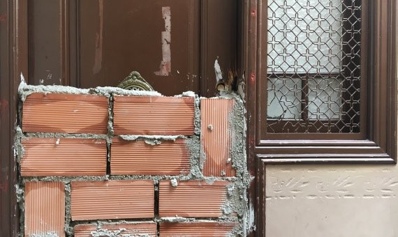 Los inmueble del cuarto piso tapiados con ladrillos tras el desalojo del martes / M.S.