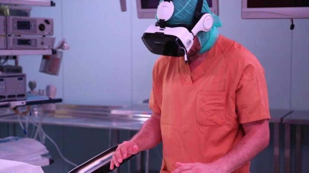 El Dr. Barro con las gafas de realidad virtual / VALL D'HEBRON