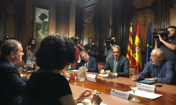 En primer plano, la directora del Aeropuerto Sonia Corrochan y frente a ella De la Serna, Millo y Gómez-Pomar / M.S.