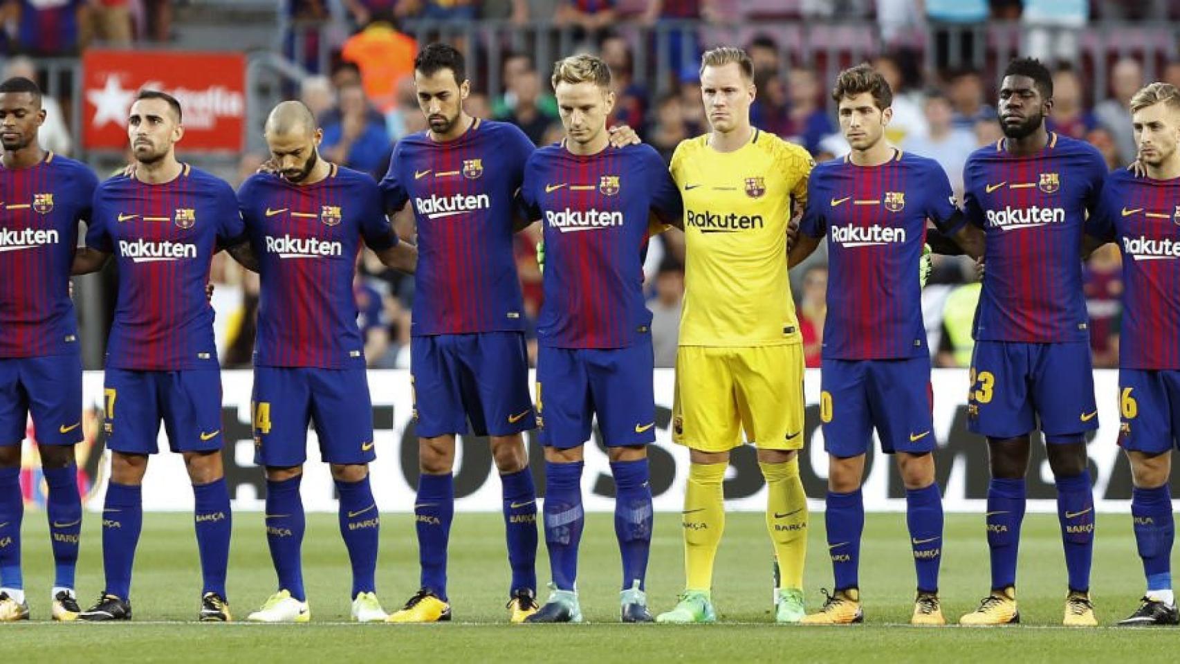Los jugadores del Barça guardan un emotivo minuto de silencio por las víctimas de los atentados terroristas de Barcelona y Cambrils / EFE