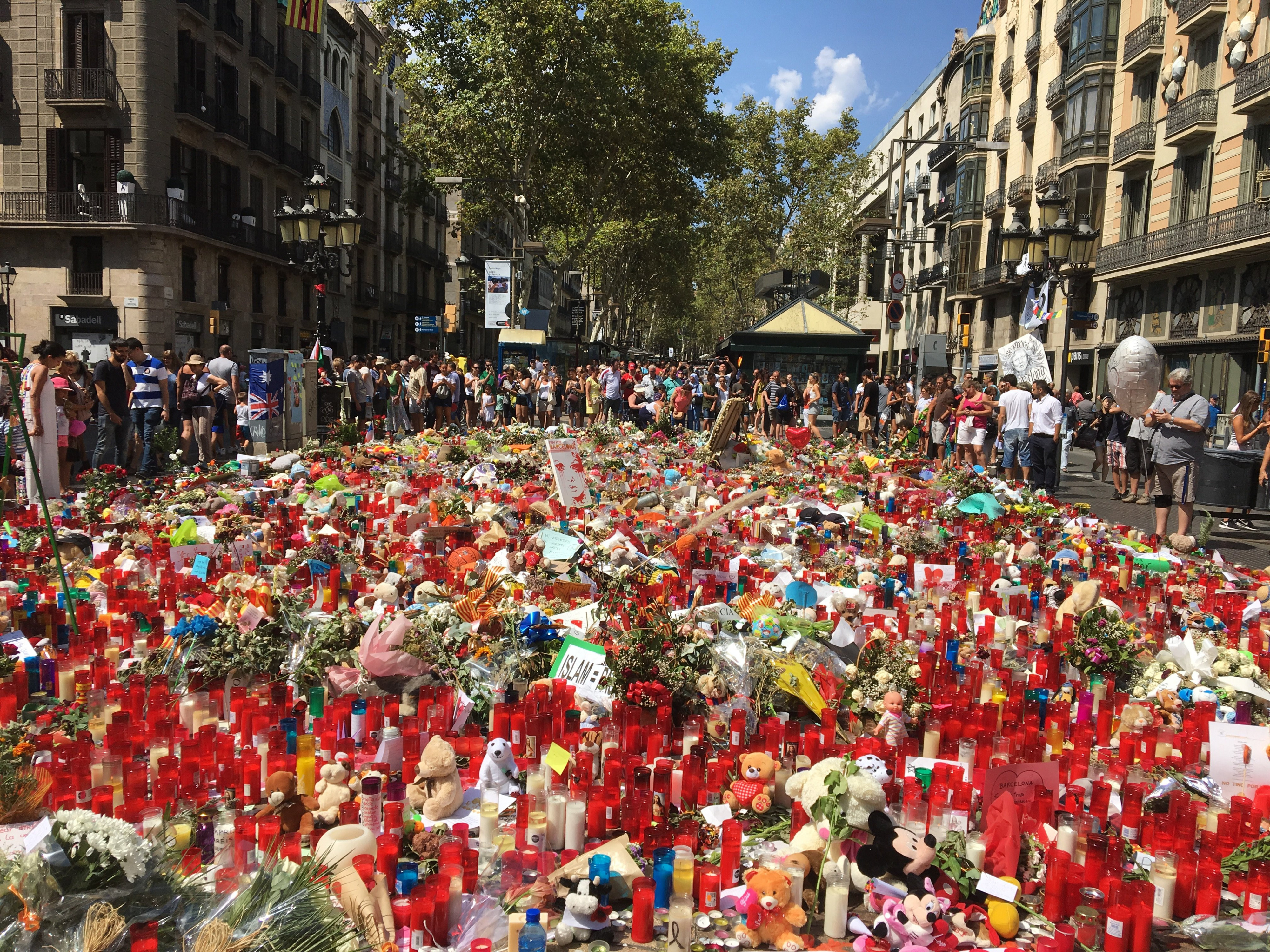La ofrenda floral sobre el mosaico de Miró en La Rambla, este miércoles / DGM