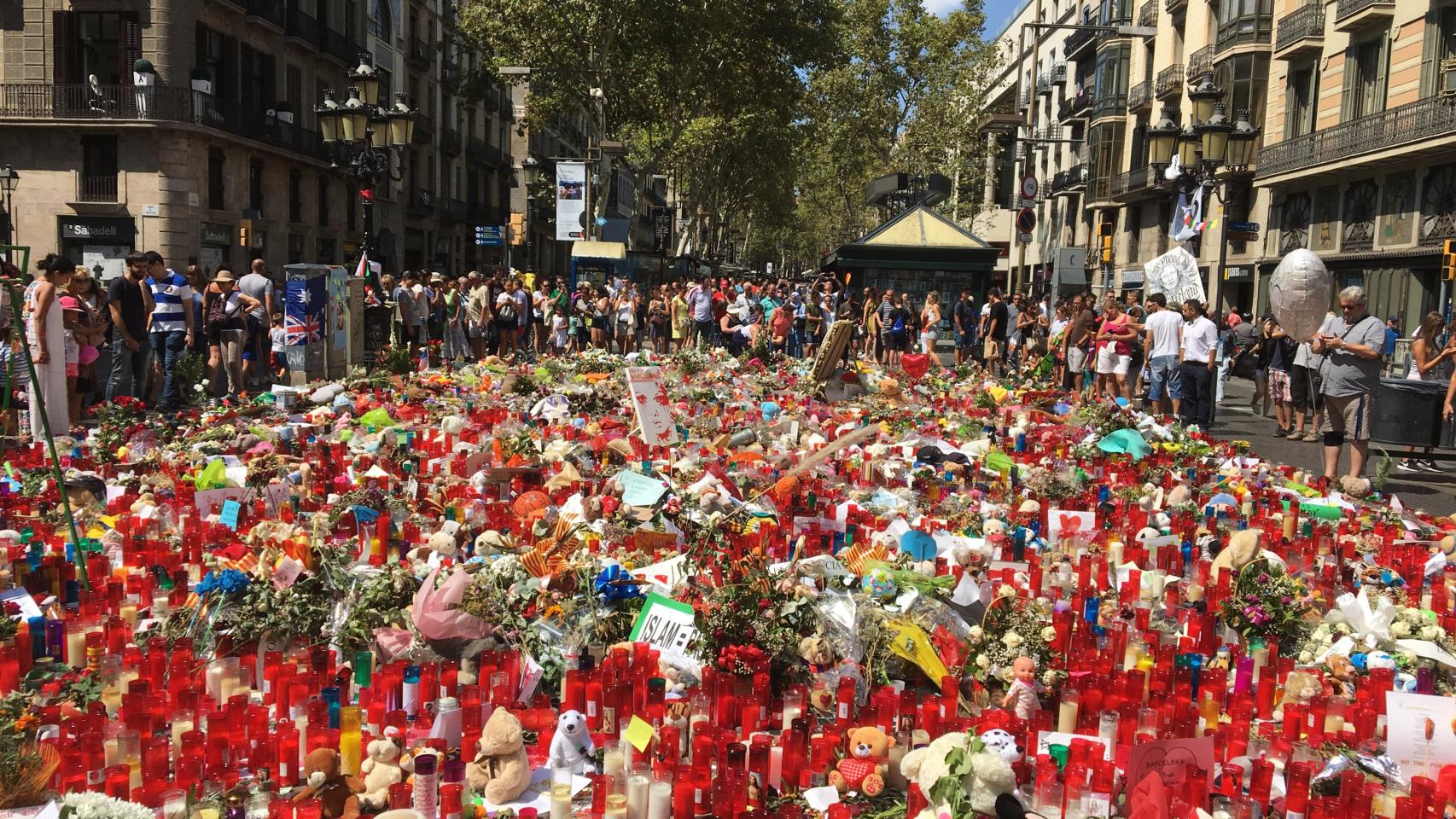 Ofrenda floral sobre el mosaico de Miró en La Rambla tras los atentados del 17A