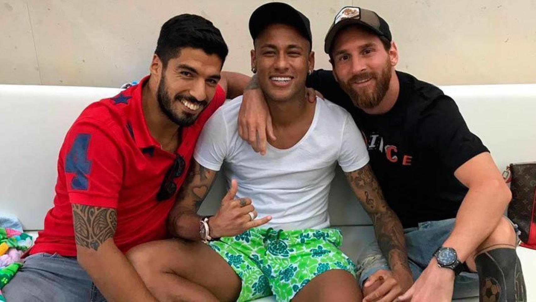 Suárez, Neymar y Messi posan conjuntamente, este martes 22 de agosto