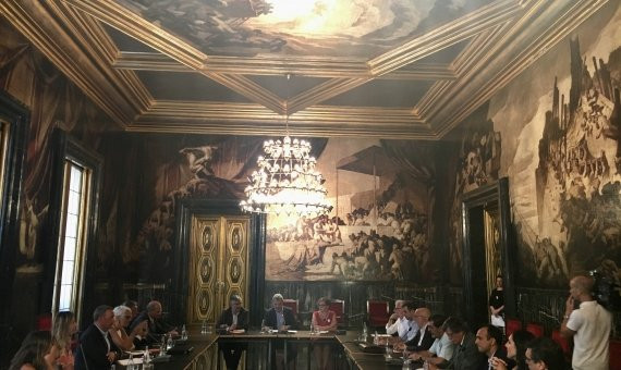Reunión entre el Ayuntamiento y agentes económicos de la ciudad / M.S.