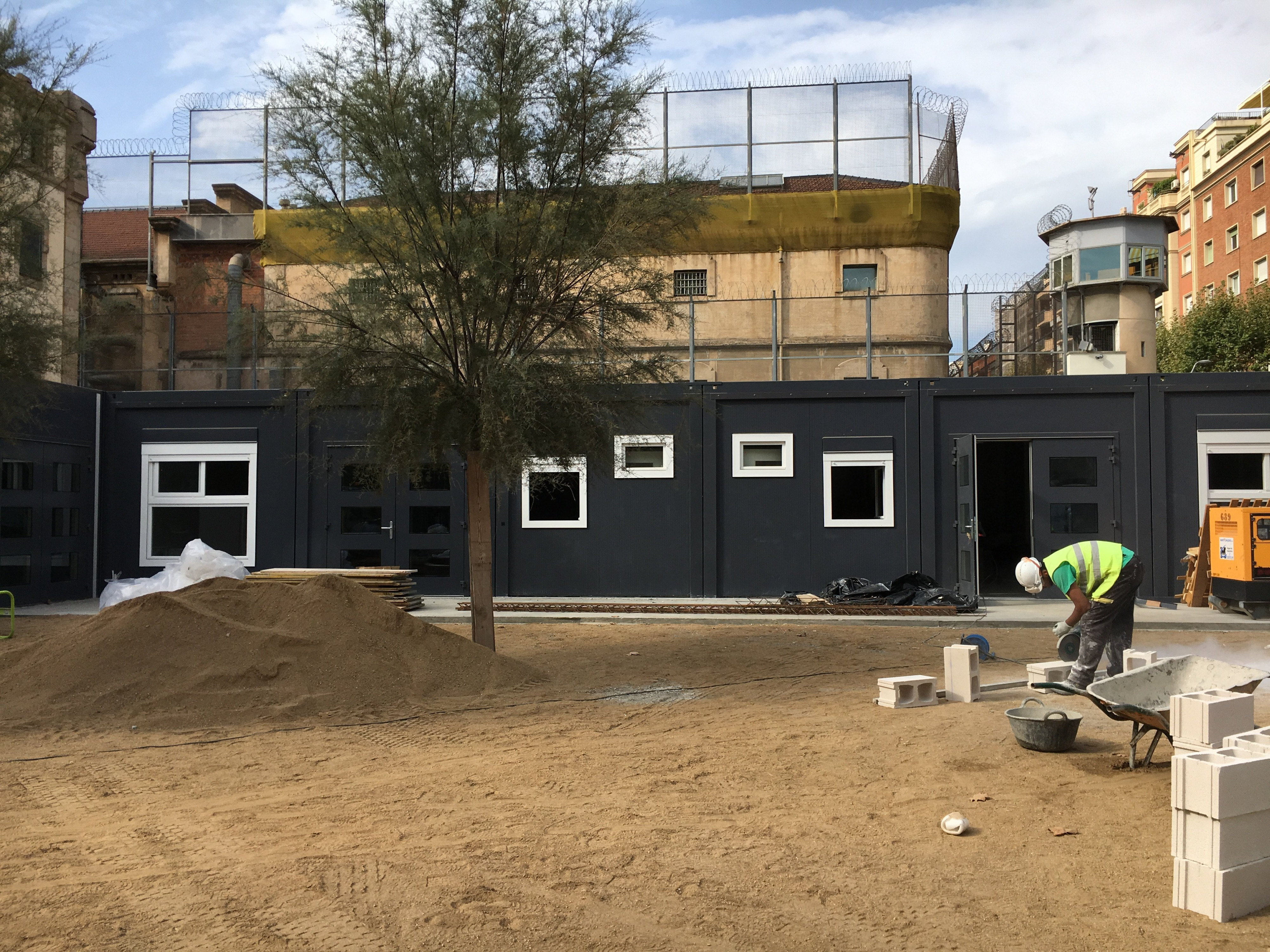 Un operario trabaja en la construcción de la escuela en barracones de La Modelo / M.S.