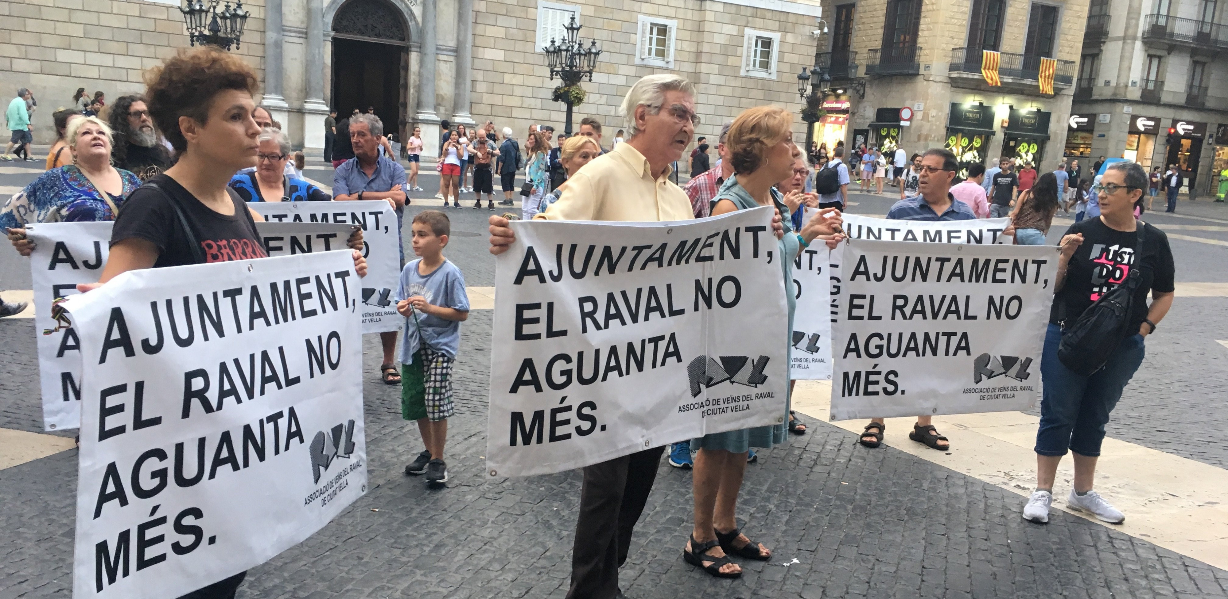 Miembros de la Associació de Veïns i Veïnes del Raval frente al Ayuntamiento / A.V.D.