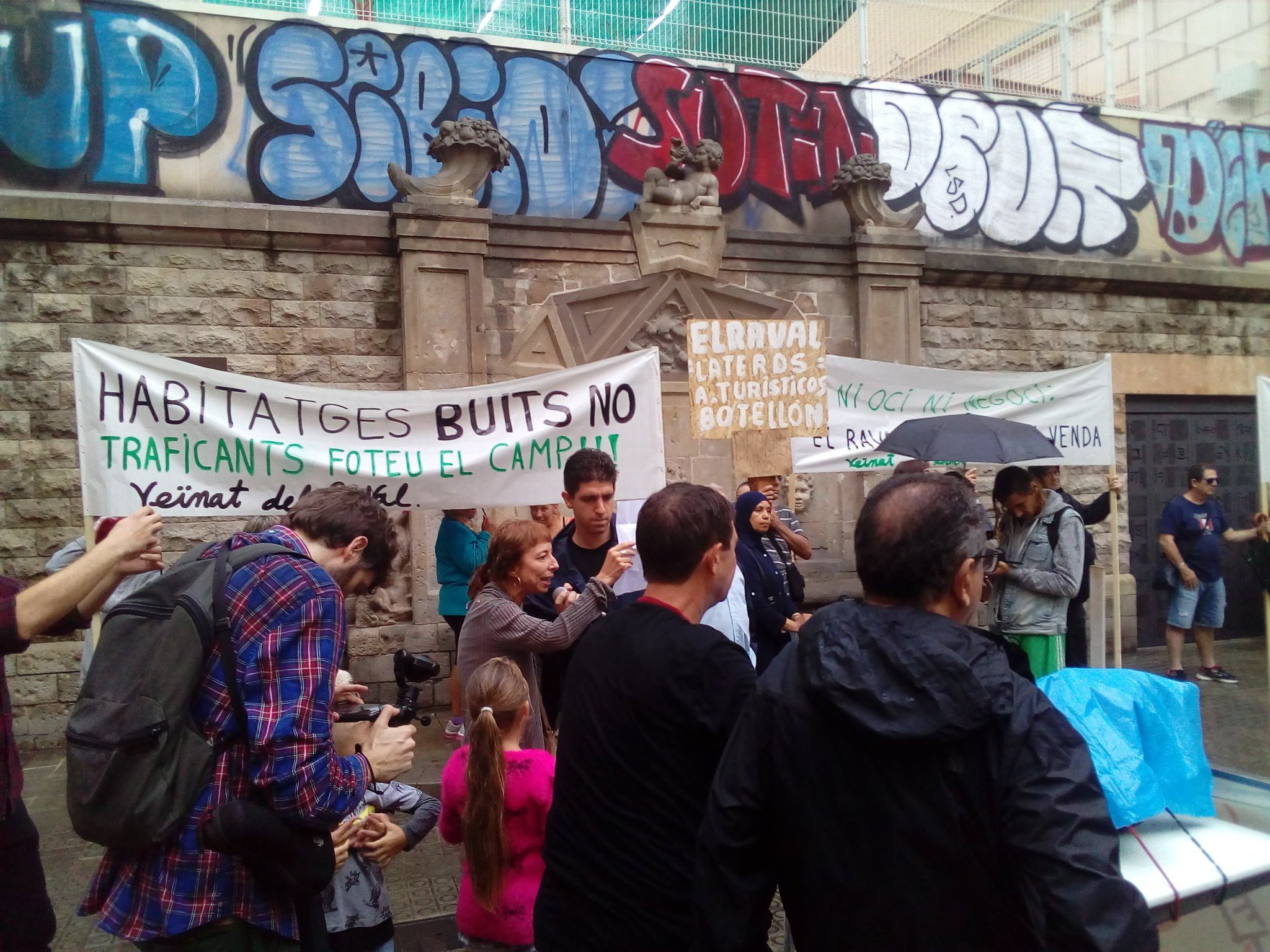 Vecinos del Raval antes de comenzar una protesta / JAIME XANDRI