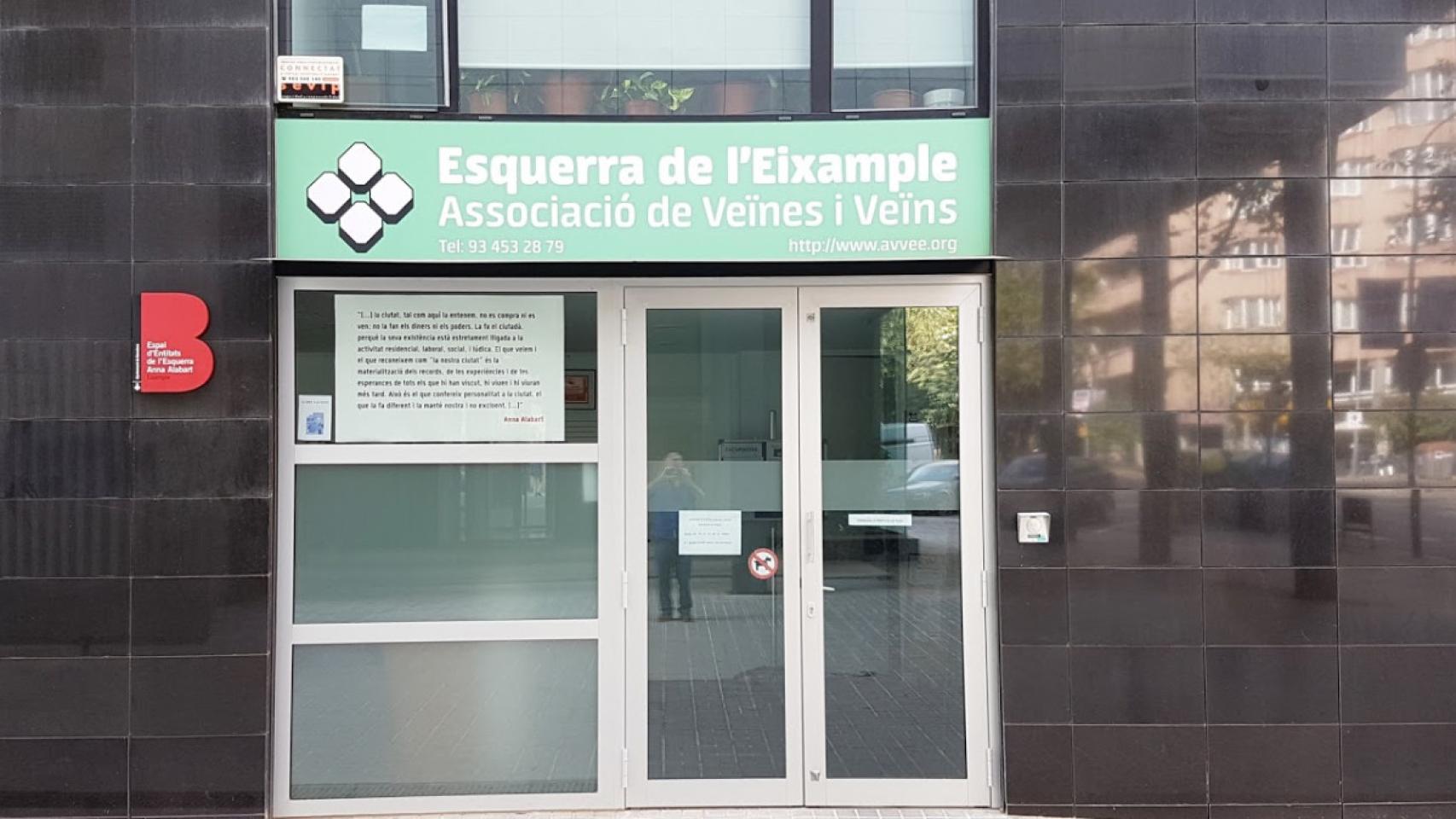 Sede de la entidad vecinal, en el carrer de Calàbria / GOOGLE MAPS