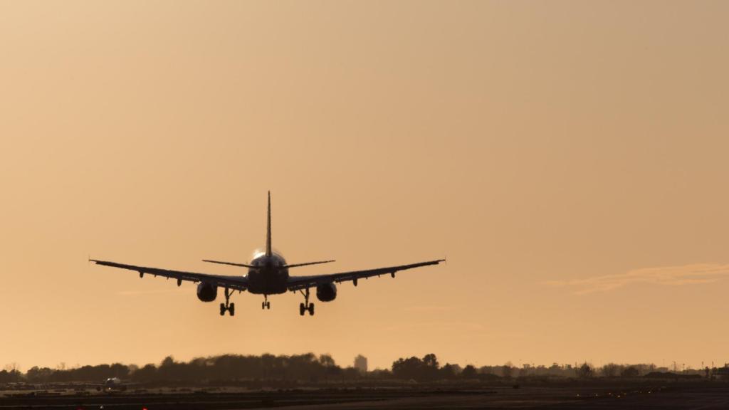 Un avión aterriza en el aeropuerto de Barcelona El Prat / JORDI CUCURULL - FLICKR