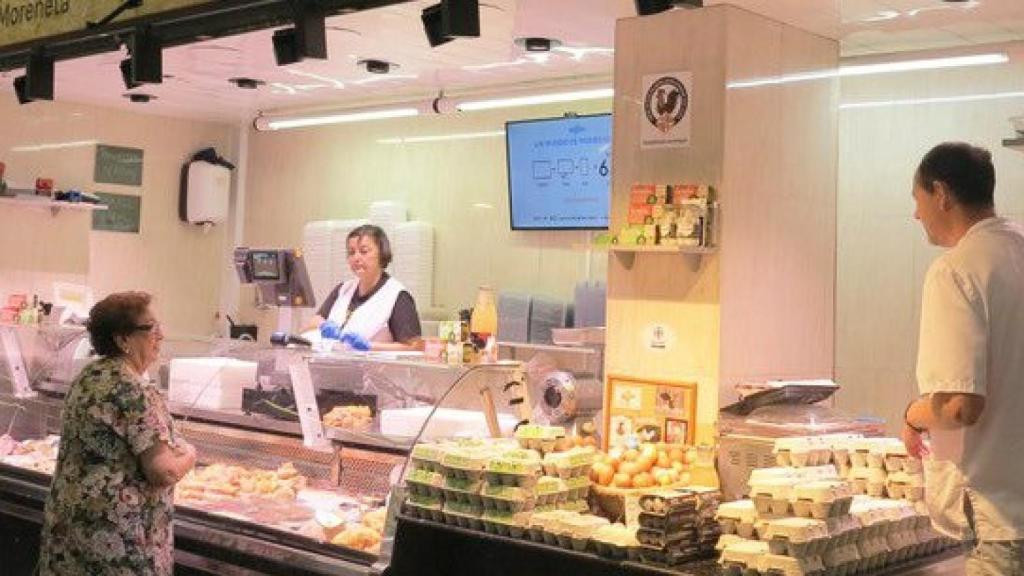 La pollería La Moreneta, en el Mercat de Sant Gervasi, abraza la transformación digital para dinamizar su negocio / MYBLOO