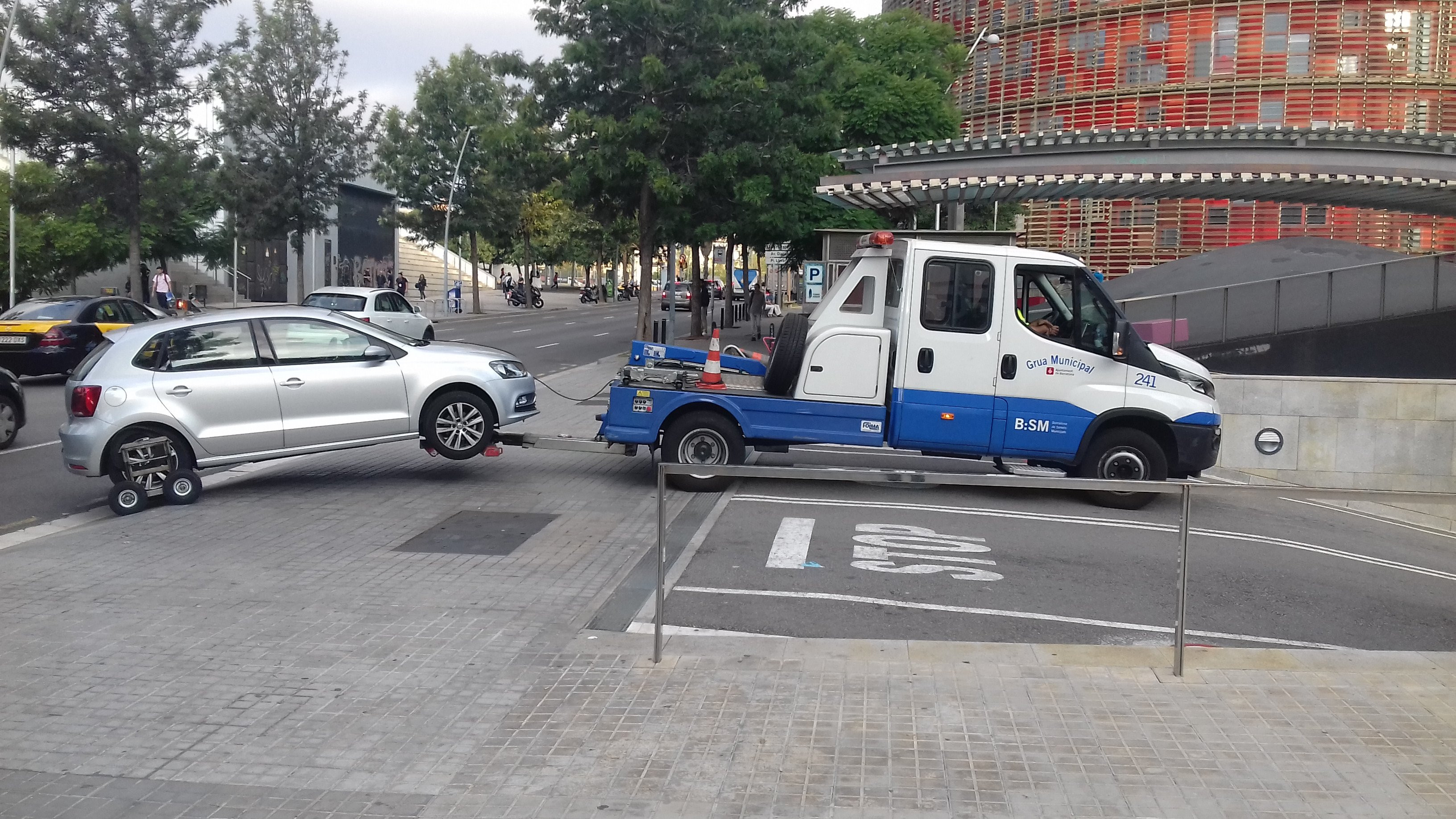 Una grúa municipal retira un turismo / J. S.