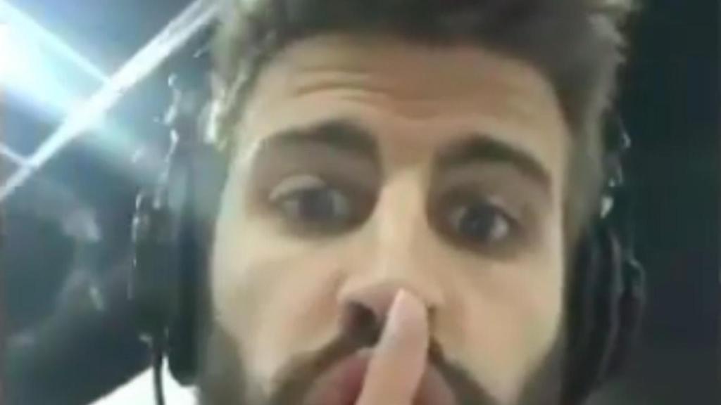 Gerard Piqué pide silencio mientras canta Shakira / INSTAGRAM