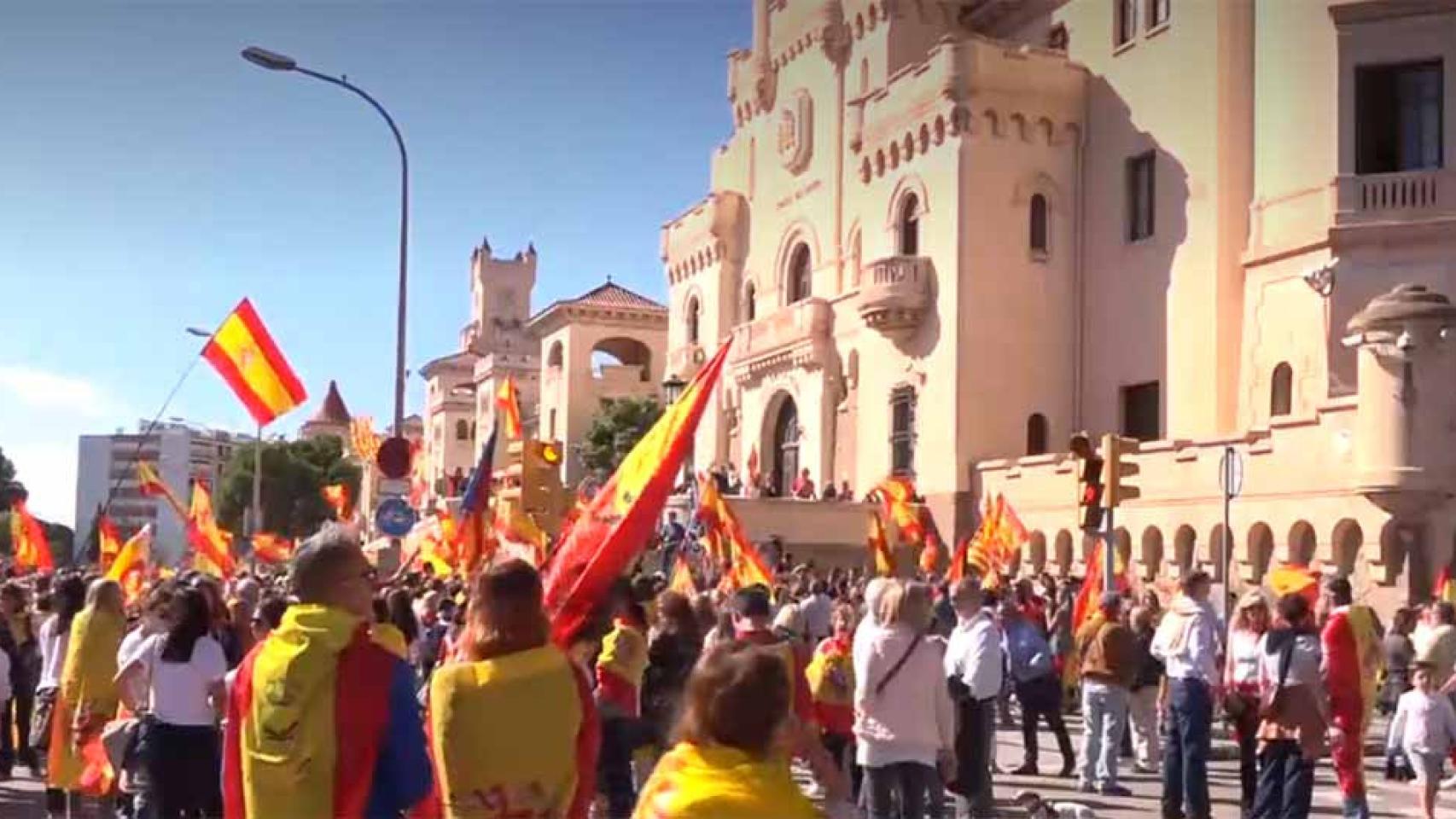 Manifestación frente al cuartel de El Bruc en apoyo de Policía Nacional y Guardia Civil. / La Sexta