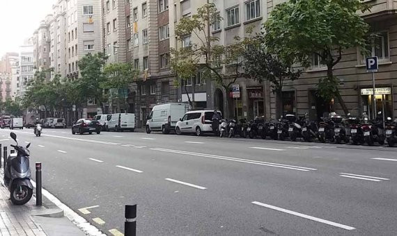 Las aceras estrechas complican la vida de los habitantes de la zona / CR