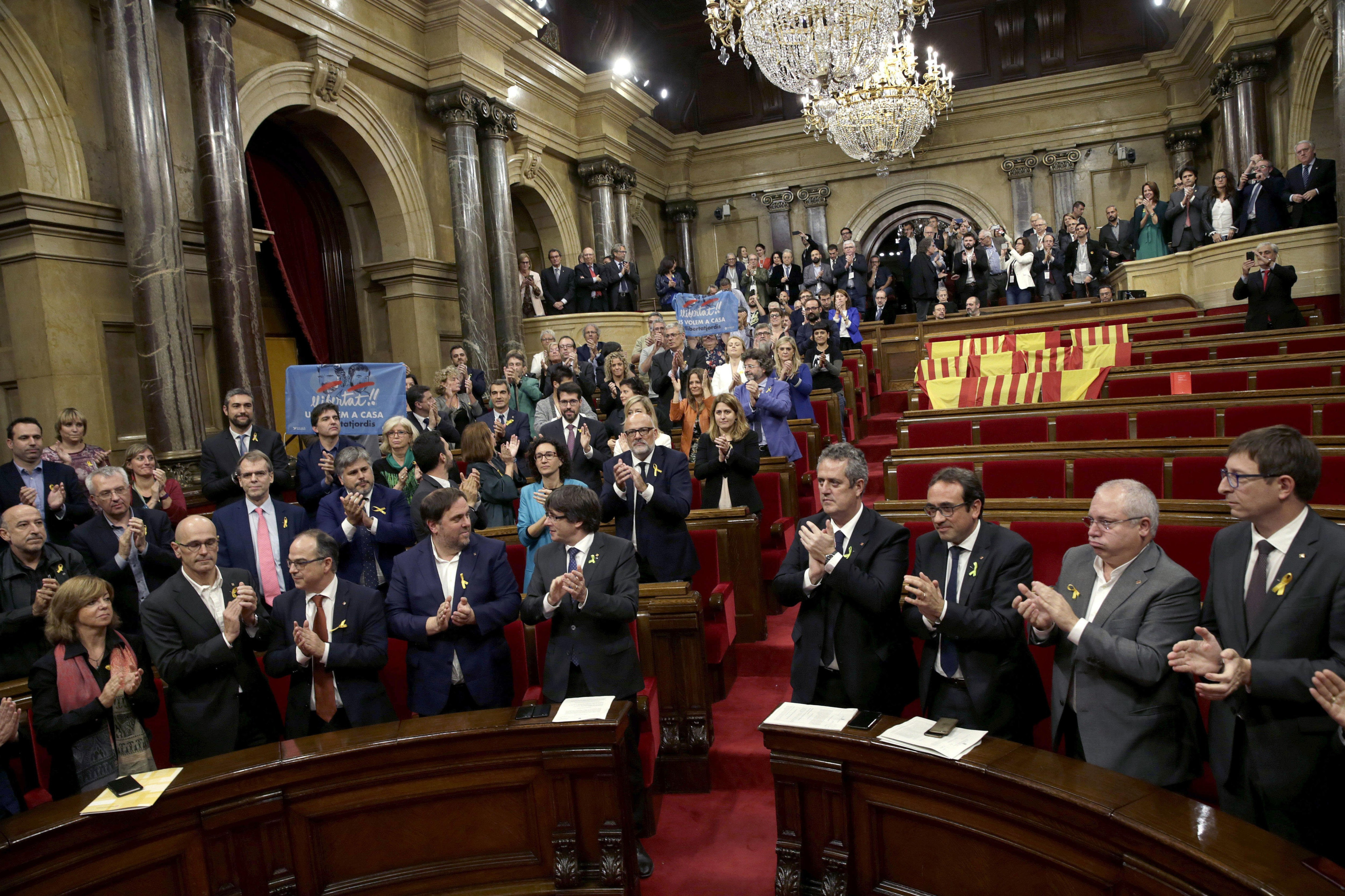 El Govern y los diputados de JxSí y la CUP aplauden tras aprobarse en el pleno del Parlament la declaración de independencia / EFE/ Alberto Estévez