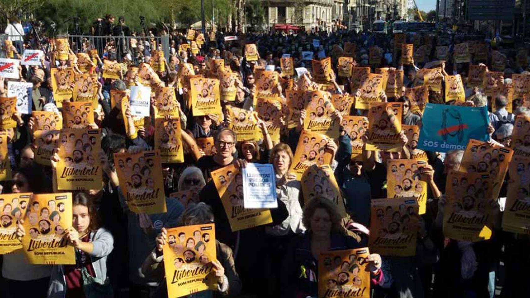 Pegada de carteles en la plaza Universitat de Barcelona / BTV
