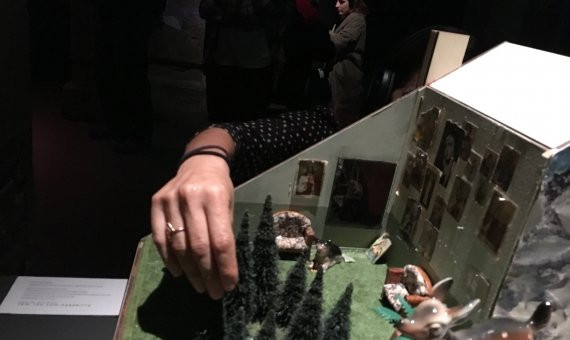 Jugando en la instalación Cases de Xesca Salvà / P.B.