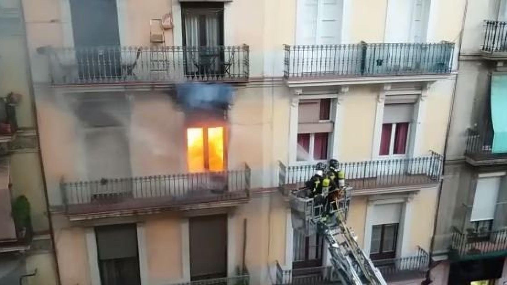 El incendio de esta tarde en la calle de Nou de la Rambla / 324 MONTSE PLANAS