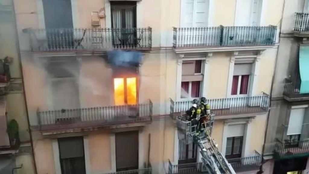El incendio de esta tarde en la calle de Nou de la Rambla / 324 MONTSE PLANAS