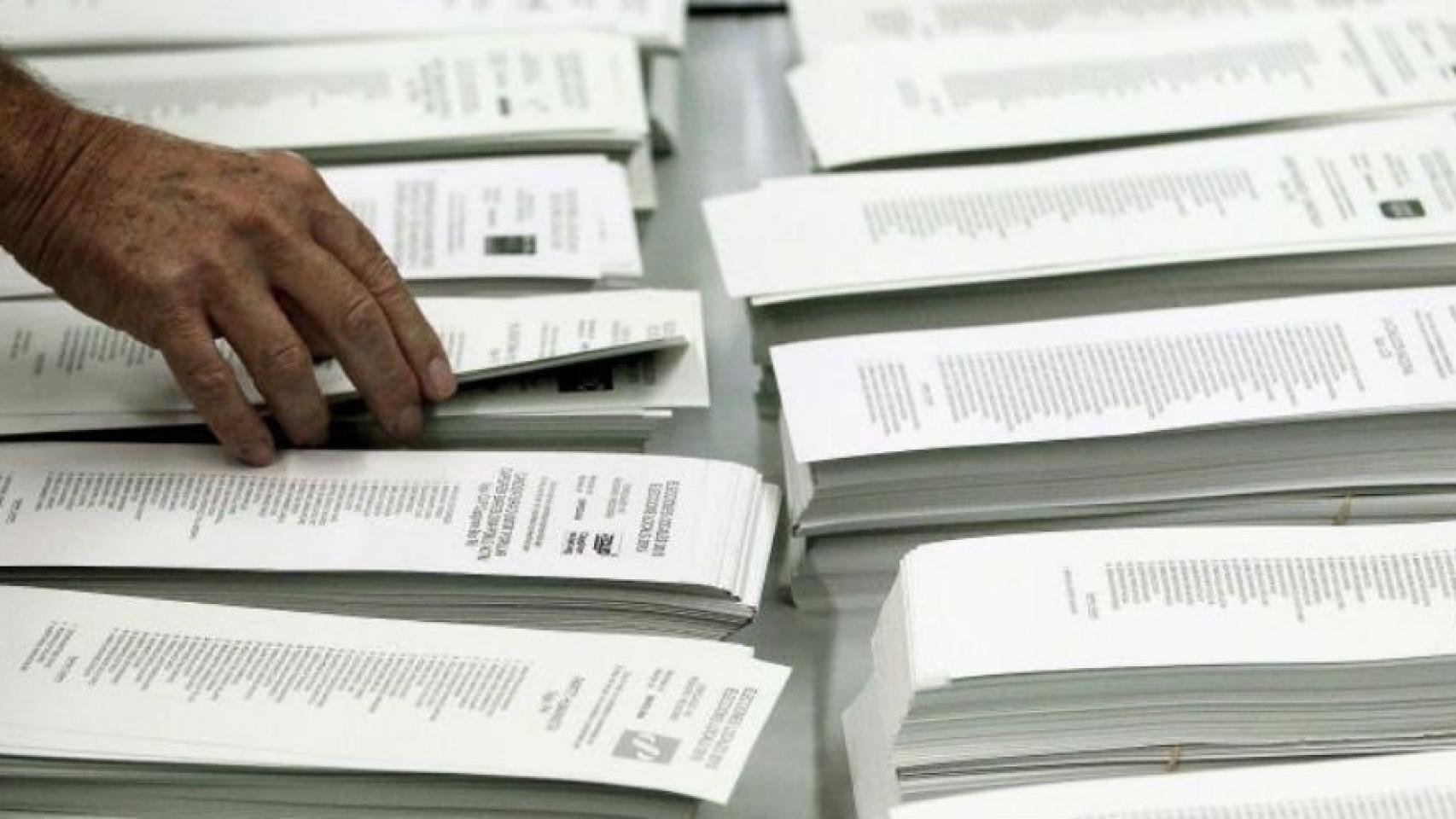 Papeletas en las elecciones autonómicas catalanas de 2015 / EFE