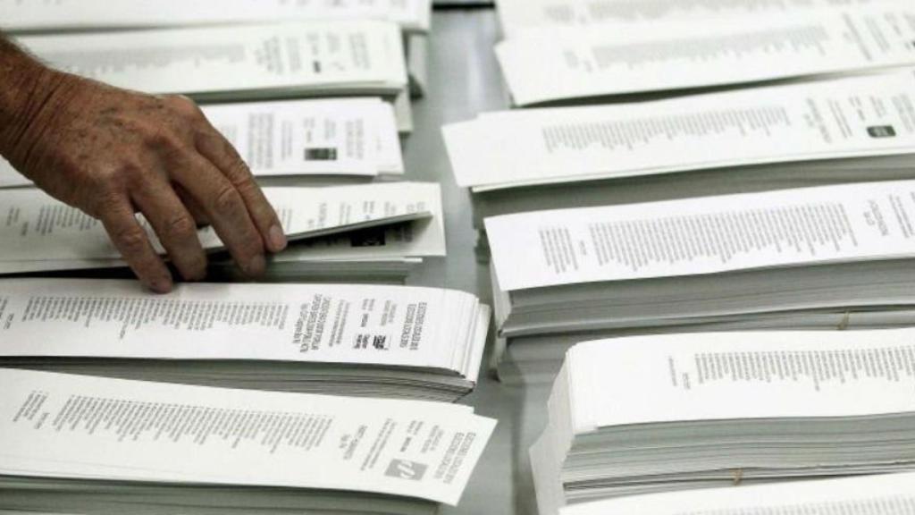 Papeletas en las elecciones autonómicas catalanas de 2015 / EFE