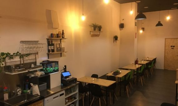 Amplias mesas en el Nappuccino para trabajar / PAULA BALDRICH