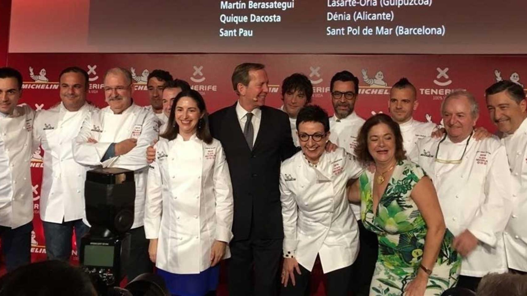 JKordi Cruz, detrás en el centro, junto a los otros chefs españoles con tres estrellas Michelin / EP