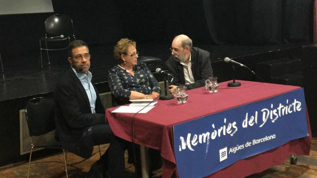 El periodista Xavi Abad, a la izquierda, ha presentado el acto y a Pepi Rafel y Jordi Fossas / CR
