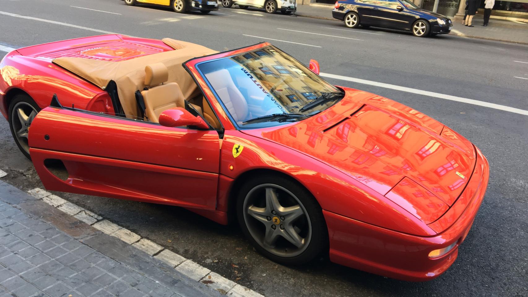 El flamante Ferrari F355 Spider que puede conducirse por poco más de 100 euros / XAVIER ADELL