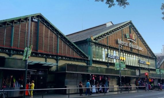 Fachada del Mercat d'Hostafrancs vista desde la acera Creu Coberta afectada por la superilla