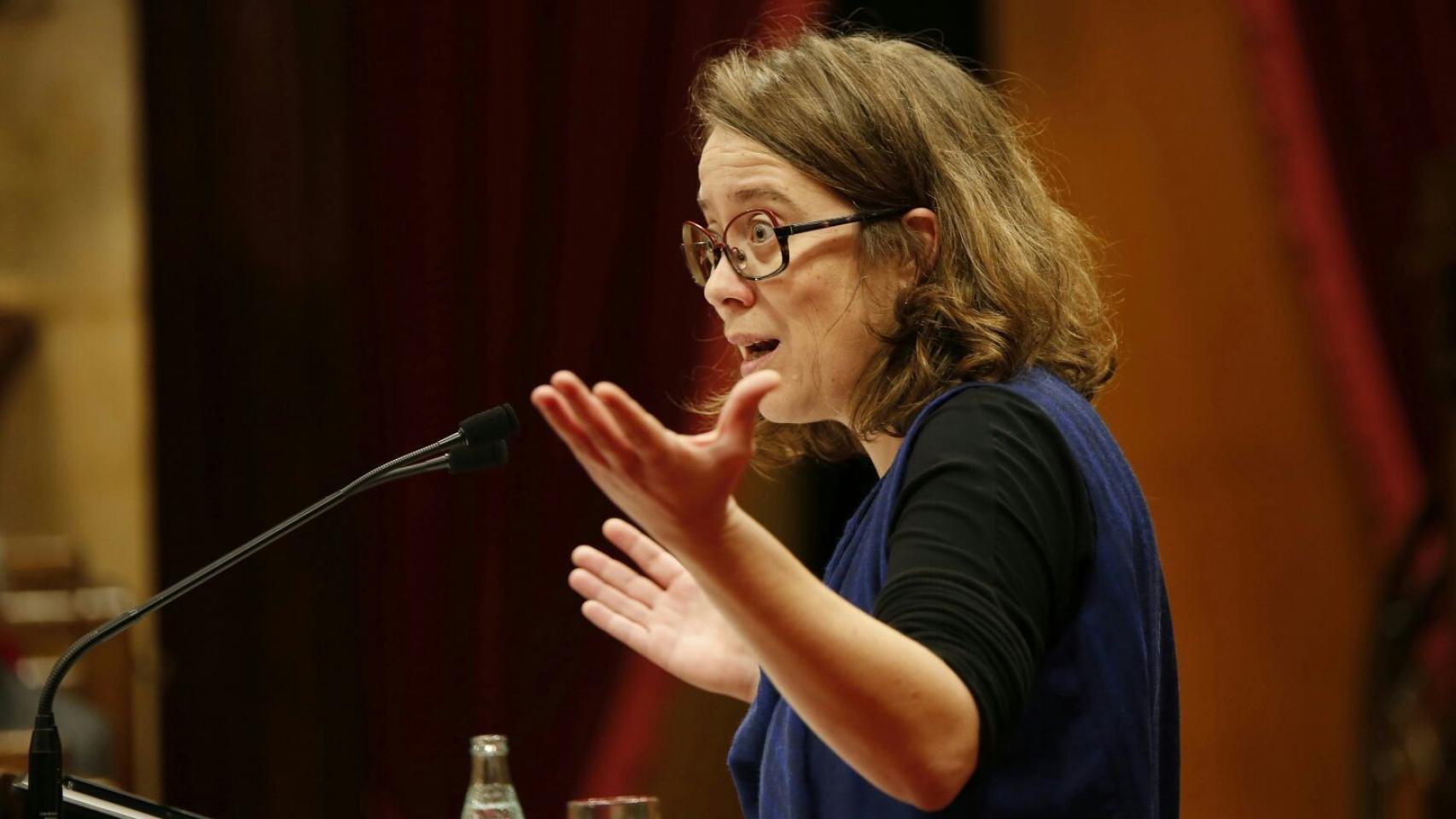 Imagen de archivo de Eulàlia Reguant (CUP) durante una intervención en el Parlament de Catalunya /EFE