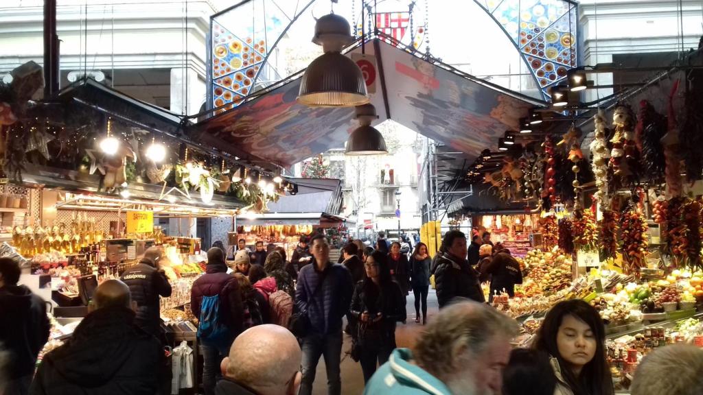 En el mercado de la Boqueria se sobrevive, según algunos comerciantes, que se quejan de la bajada de las ventas / J S