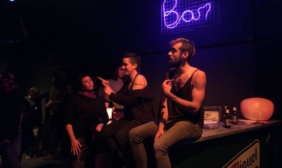 Los actores y los intérpretes durante un momento en la obra 'Barcelona (contra la pared)' / P.B.