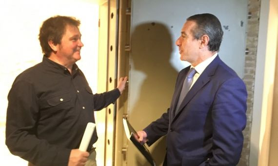 Juan Alcaraz, director general de CaixaBank, y Xavier Mas, director de Marketing, en la caja fuerte de imaginCafé / P.B.