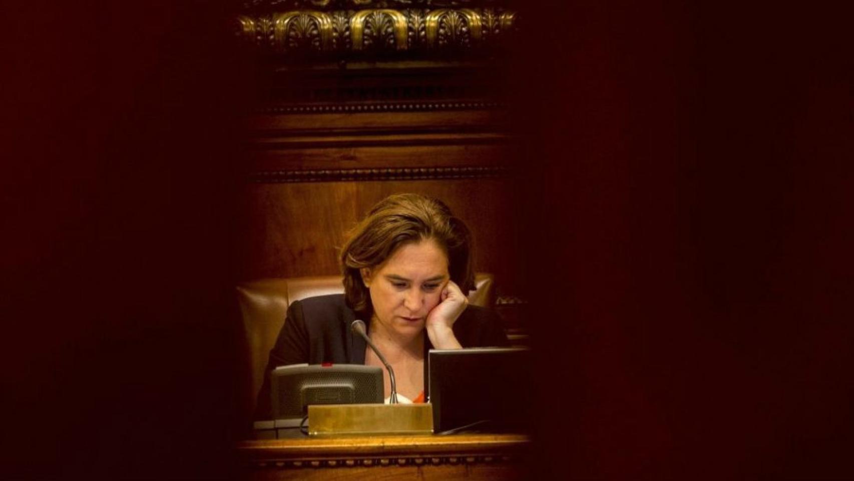 La alcaldesa Ada Colau durante un pleno municipal en el Ayuntamiento de Barcelona / EFE
