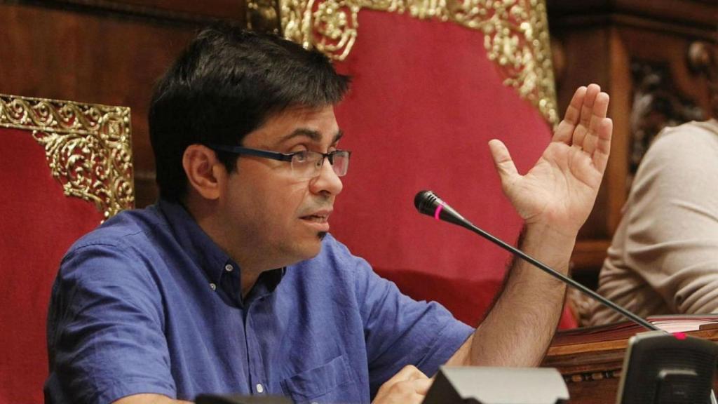 El primer teniente de alcalde de Barcelona, Gerardo Pisarello, durante el transcurso de un pleno municipal. / EFE