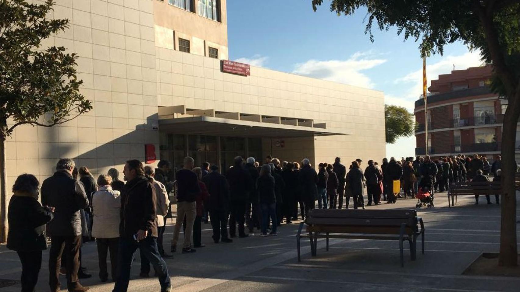 Colas para votar este jueves en el Mas Guinardó de Barcelona / CARLOS RUFAS