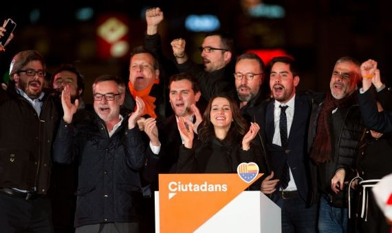Inés Arrimadas se dirige a sus votantes / EFE/ ENRIC FONTCUBERTA