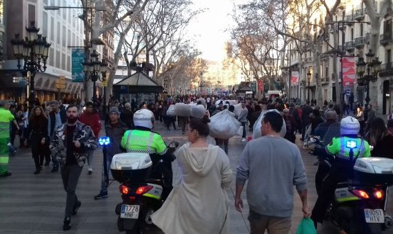 Agentes de la Guàrdia Urbana hacen recular a un grupo de manteros en la Rambla / J SUBIRANA