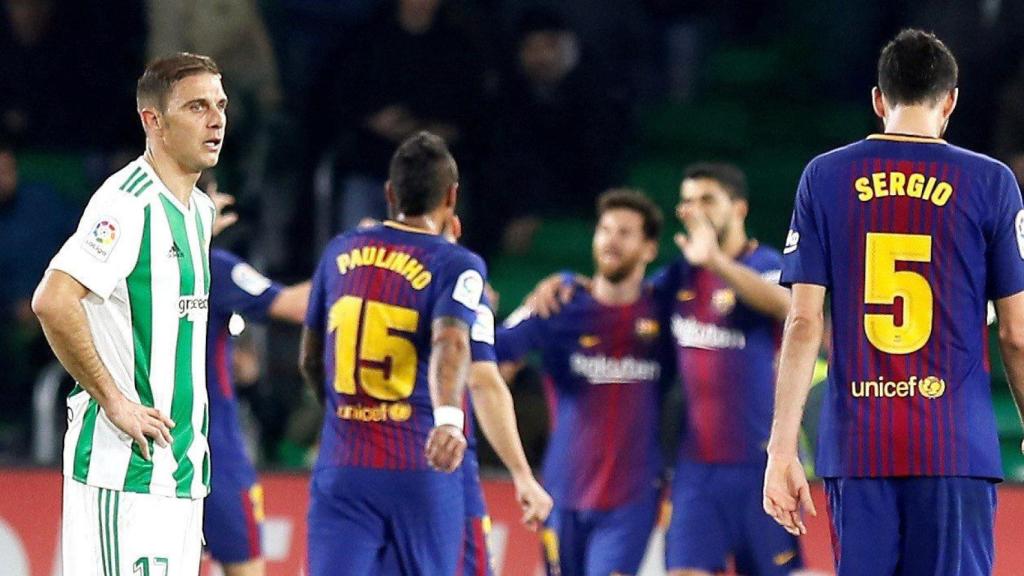 Los jugadores del Barça celebran uno de sus cinco goles al Betis / EFE